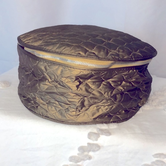 Bronze colored cosmetic set of 3 bags. Quilted pattern of round cosmetic cases. - Picture 4 of 8